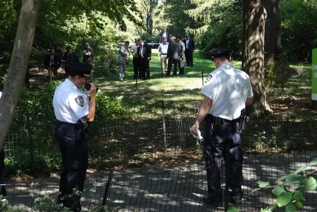 Photograph of police investigating the area by Geoffrey Croft/NYC Parks Advocates